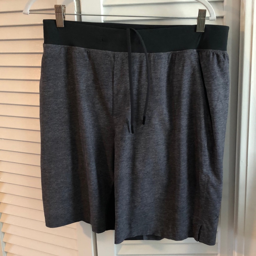 T.H.E with liner men’s lululemon shorts Size large